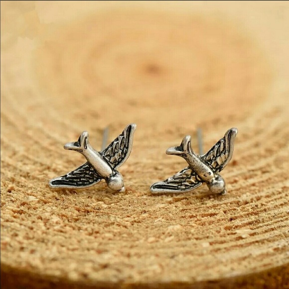 Minimalist Sparrow Stud Earring Silver - Picture 5 of 6